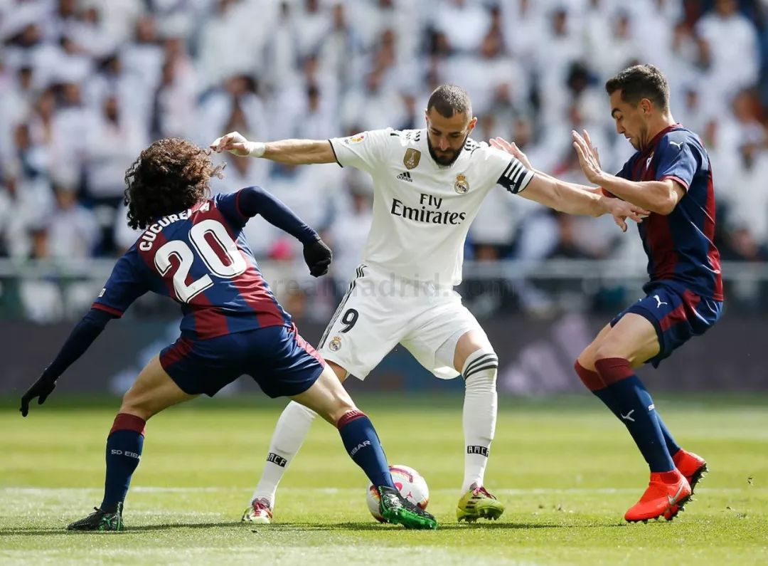 本泽马梅开二度：皇马逆袭击败皇家社会的简单介绍