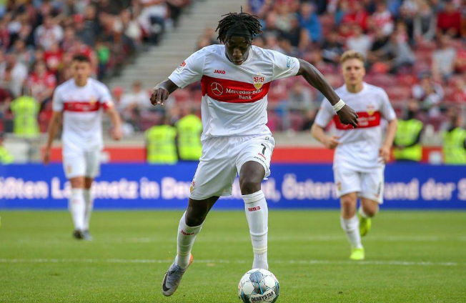 关于斯图加特门将抵挡多次射门，拯救球队关键时刻的信息