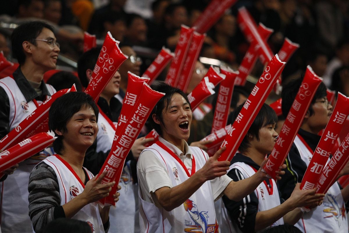 全场观众为选手加油助威赛事氛围热烈 全场观众为选手加油助威赛事氛围热烈