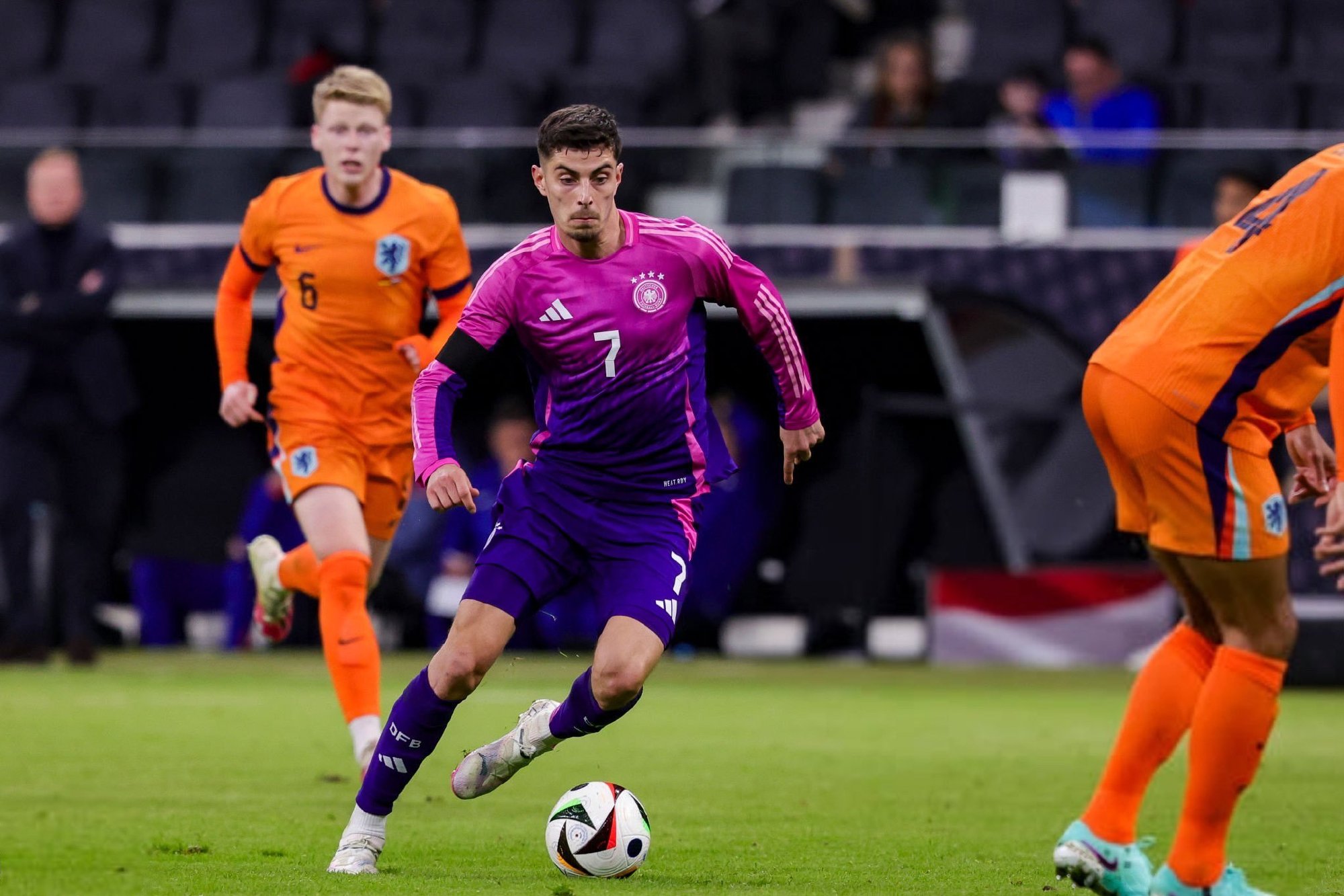 荷兰队在关键比赛中逆转胜利 荷兰队在关键比赛中逆转胜利