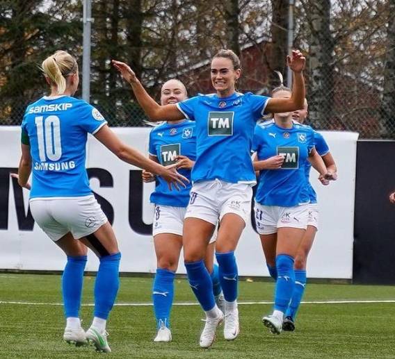 芬兰队在比赛中打败对手,积极表现 芬兰队在比赛中打败对手,积极表现