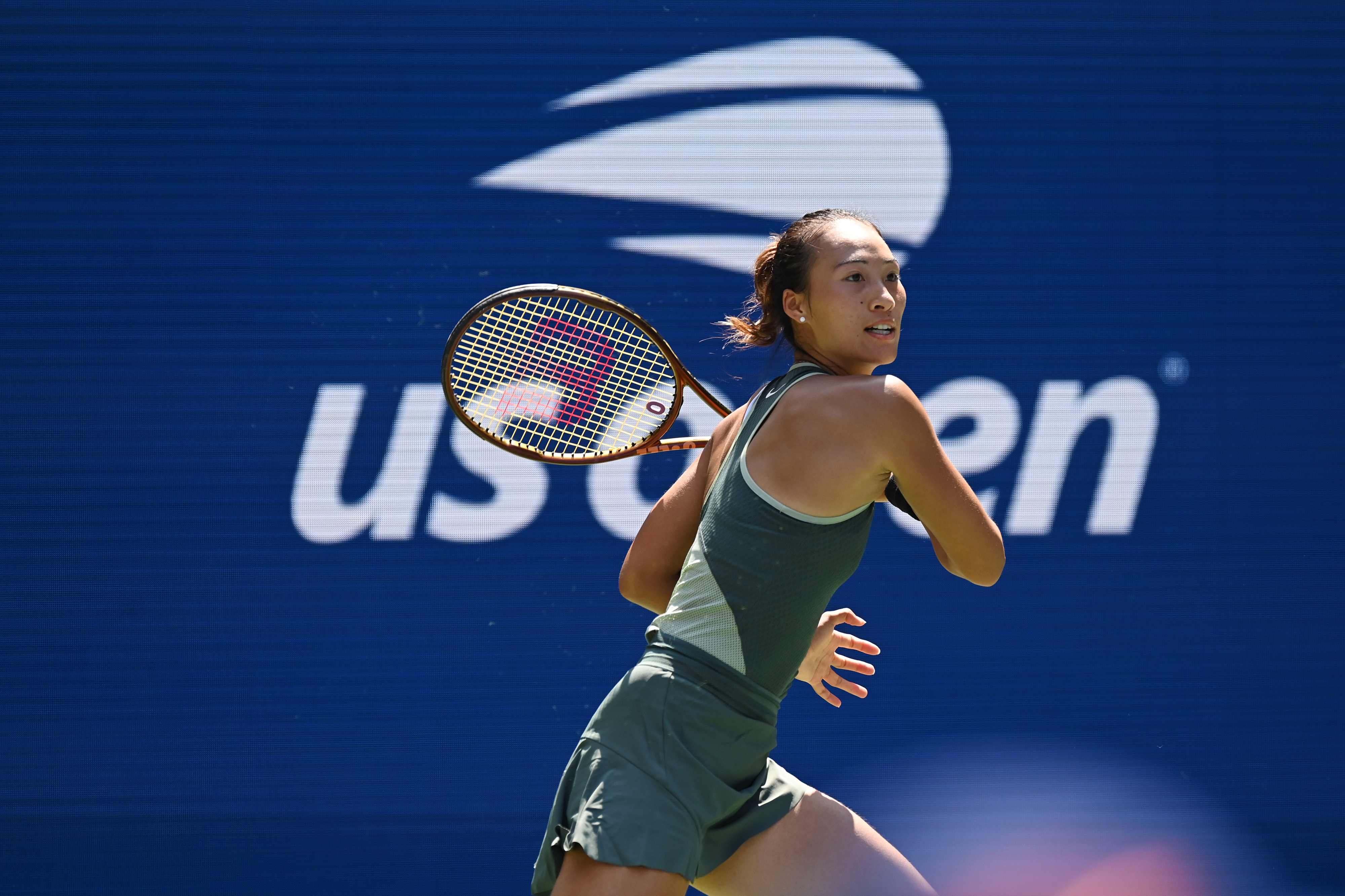 美属维尔京群岛女子田径选手突破自我，夺冠