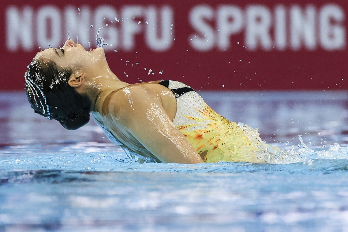 跳水比赛选手高难度动作，惊艳亮相