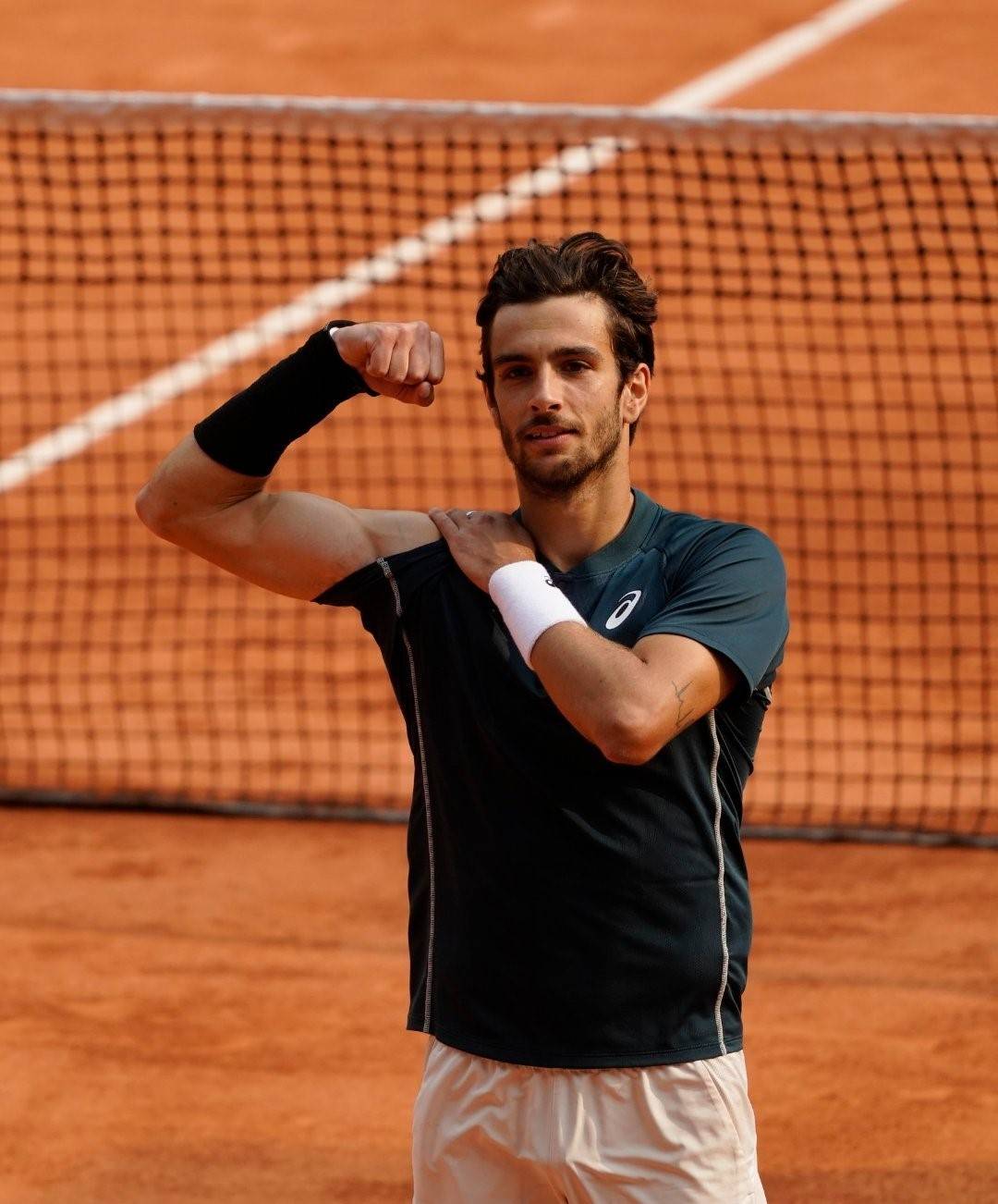 精湛技术展示：球员技艺胜过天赋的简单介绍