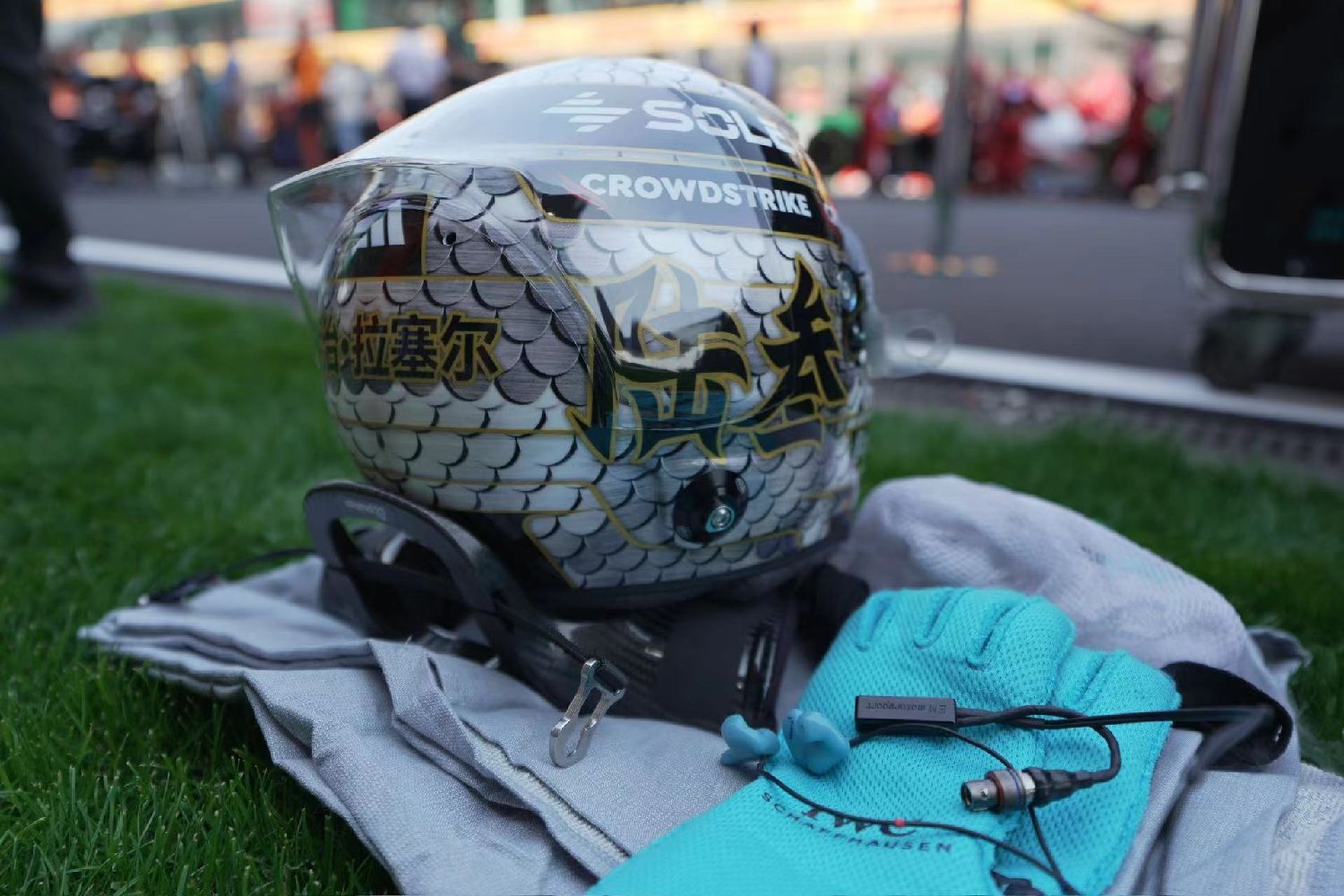 包含梅赛德斯鏖战索伯车队，阿隆索状态火热的词条